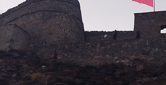 Kale surlarına çıkan bir kişi, intihar girişiminde bulundu