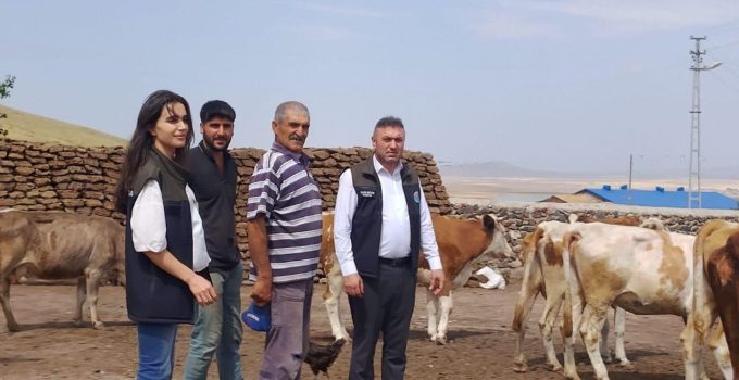 Ziraat Odası Başkanı Özcan Müçük, çiftçilerin sorunlarını yerinde dinliyor
