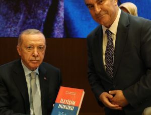 Prof. Dr. Zakir Avşar’dan Cumhurbaşkanına kitap takdimi