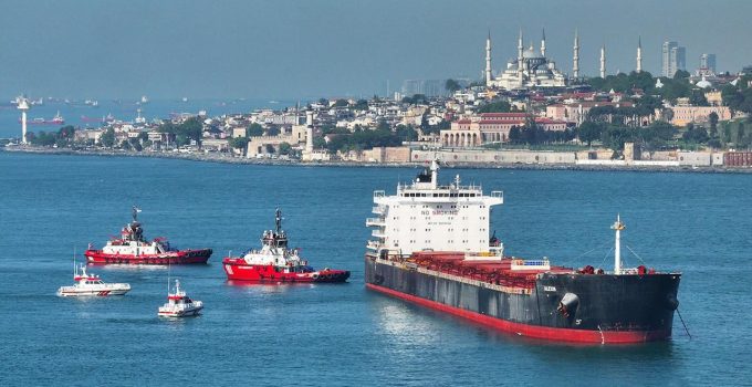 İstanbul Boğazı’nda kaybolan Rus yüzücü için arama çalışmaları sürüyor