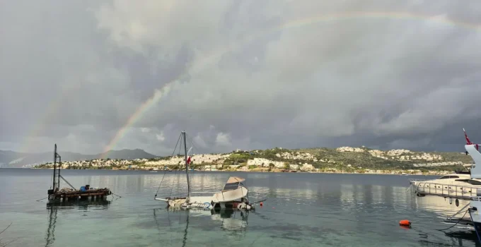 Bodrum’da 10 metrelik tekne fırtınada battı