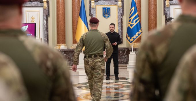 Zelenskiy: “Ukrayna, Hava İndirme Taarruz Kuvvetlerimiz sayesinde ayakta duruyor”